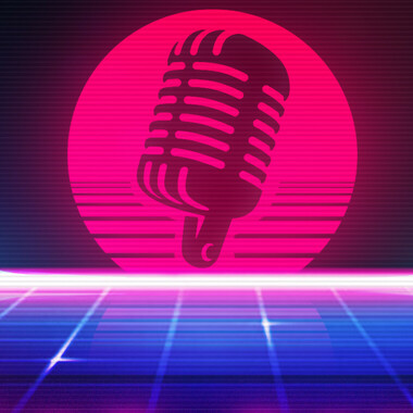 Ein pinker Kreis mit einem Mikrofonsymbol auf einem blauen Hintergrund. Ein neon-prinker Streifen durchtrennt unterhalb des Mikrofons das Bild. Der untere Bildteil ist blau, durchzogen von weißen Kacheln. 