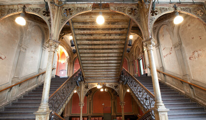 The photo shows the staircase of Cumberlandsche Bühne. It is a very large building with many staircases going up several floors.