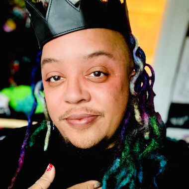 Ein Portrait von Syrus Marcus Ware. Er trägt ein schwarzes Shirt und eine schwarze Kopfbedeckung.
