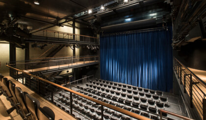 Blick in den leeren Saal des Kleinen Hauses.