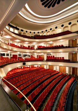 Blick in den Zuschauer*innensaal des Staatstheaters.