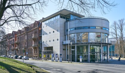 Außenansicht auf das Kleine Haus des Staatstheaters mit Herzogin-Anna-Amalia-Platz im Hintergrund.