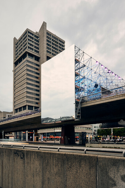 Das Foto zeigt einen seitlichen, heraufschauenden Blick auf die Raschplatzhochstraße mit der Spiegel-Skulptur des Stadtlabors im Vordergrund.