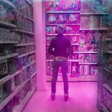 Eine Person mit Kopfhörern, die mit dem Rücken zur Kamera steht. Sie befindet sich in einem Spielzeugladengeschäft. Das Bild ist in Pink- und Blaustufen.