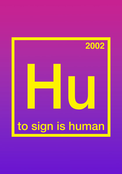 Auf dem Hintergrund, der von oben nach unten von pink zu lila verläuft, steht in gelber Schrift „Hu – to sign is human“. Das ist umrandet bei einem gelben Kasten. Oben rechts im gelben Kasten steht 2002. 