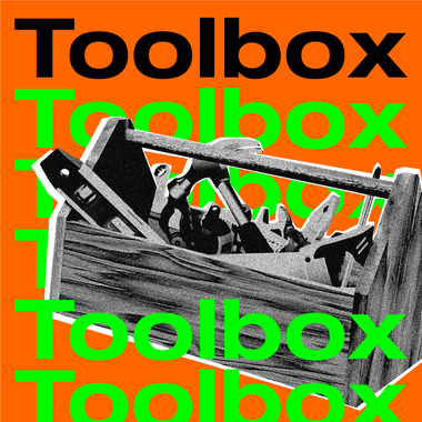 Ein hölzerner, grauer Werkzeugkasten vor orangenem Hintergrund. Bildausfüllend steht das Wort „Toolbox“ einmal in schwarzer Schrift oben und darunter fünfmal in weißer Schrift. Ein Teil der Schrift wird von der Werkzeugkiste verdeckt.