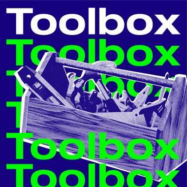 Ein hölzerner, blauer Werkzeugkasten vor dunkelblauem Hintergrund. Bildausfüllend steht das Wort „Toolbox“ einmal in schwarzer Schrift oben und darunter fünfmal in weißer Schrift. Ein Teil der Schrift wird von der Werkzeugkiste verdeckt.